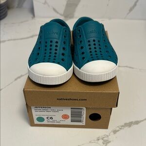 Great Condition Native Jefferson Toddler size C6 Patina Green & White Shoes